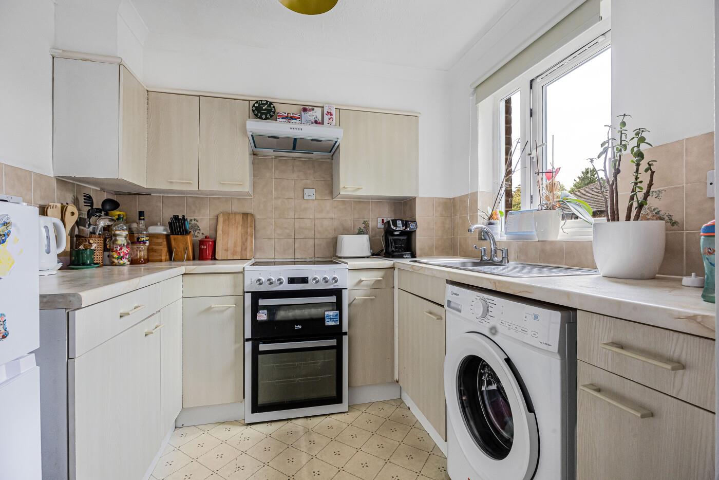1 bed property in Tilebarn Close, Henley-On-Thames